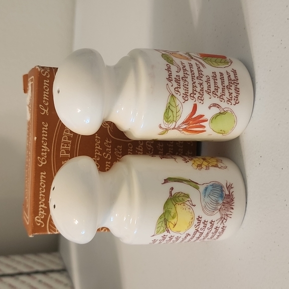 Vintage Avon salt and pepper shakers - Picture 2 of 4